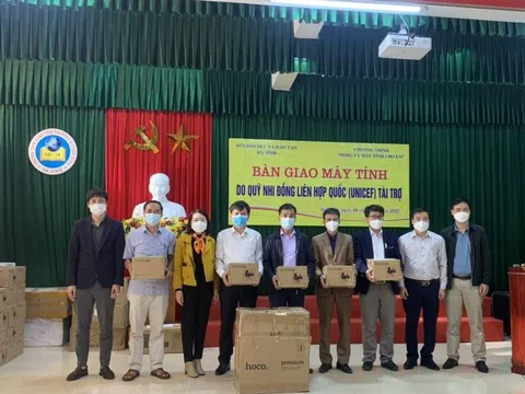 Ngành Giáo dục Hà Tĩnh trao tặng 500 máy tính bảng cho 20 trường học