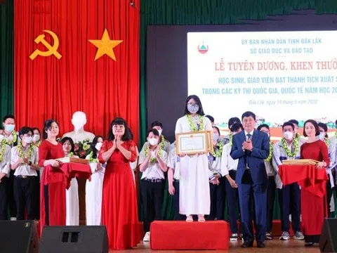 Tuyên dương các giáo viên, học sinh tỉnh Đắk Lắk đạt thành tích xuất sắc trong các kỳ thi quốc gia, quốc tế