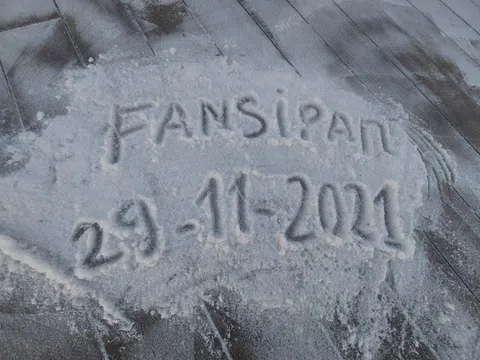 Đỉnh Fansipan dưới 0 độ C, xuất hiện sương muối trắng xóa